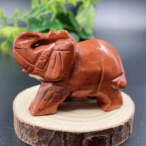 Rode jaspis olifant steenhouwen ornament met natuurlijke houten voet voor decoratie