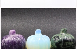 Dettaglio di zucche intagliate in ametista e opale per decorazione di Halloween