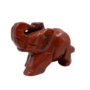 Gepolijst rood jaspis olifant beeldje met natuurlijke steentexturen voor bureau decoratie