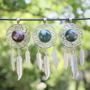 Colgantes atrapasueños de ágata natural y cristal con plumas plateadas y anillos