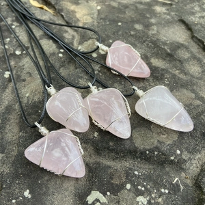 Collier Pendentif Quartz Rose Pierre Brute Irrégulière Naturelle Enveloppé De Fil Bijoux Cristal De Guérison Pour Femmes