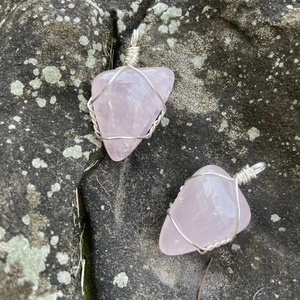 Colliers en quartz rose naturel avec fil d'argent artisanal sur pierre de mousse