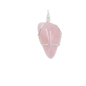 Pendentif en cristal de quartz rose naturel enveloppé de fil d'argent artisanal