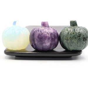 Tre zucche in pietra naturale in bianco viola e verde su basi nere decorative