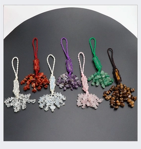 Lot de sept pendentifs prismes hexagonaux en pierres naturelles faits à la main avec soin