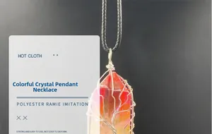 Détail du fil d'argent artisanal entourant un pendentif colonne en cristal arc-en-ciel