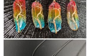 Détails du pendentif en cristal arc-en-ciel avec fil enroulé motif arbre de vie