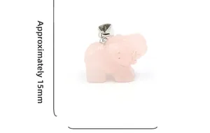 Macro-opname van een 15mm rozenkwarts olifant hanger met zilveren oogje op wit
