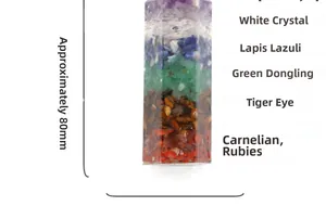 Makro-Detail einer 80mm Chakra-Kristallsäule aus Harz mit sieben natürlichen Edelsteinen