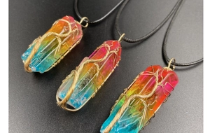 Détail du pendentif en cristal arc-en-ciel avec un enveloppement de fil doré précis