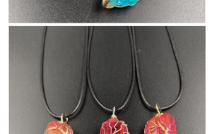 Détail de pendentifs en cristal irrégulier enveloppés de fil doré avec cordon tressé