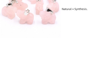 Detail van roze kristalkwarts olifantshangers met zilveren sluiting en gepolijste finish
