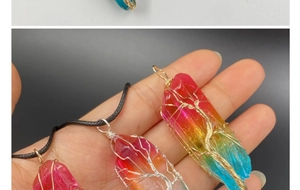 Détail macro du pendentif en cristal fait main avec motif artistique de l'arbre de vie