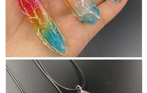 Vue détaillée d'un pendentif en cristal arc-en-ciel fait main enveloppé de fil