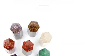 Makroaufnahme bunter hexagonaler Kristallprismen wie Amethyst und Tigerauge-Steine