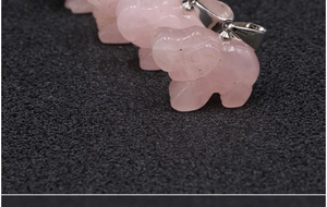 Macro-opname van olifanthanger van roze kwarts met een zilveren metalen sluiting
