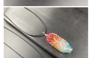 Vue détaillée du pendentif en cristal à dégradé avec fil de vie argenté fait main