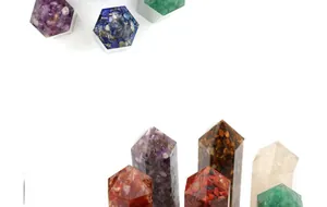 Sammlung bunter hexagonaler Kristallprismen-Säulen für dekorative Desktop-Energie