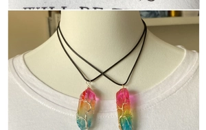 Détail de colliers en cristal arc-en-ciel avec fil métallique arbre de vie sur mannequin