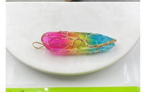 Détail du fil métallique arbre de vie sur un pendentif en cristal arc-en-ciel brut
