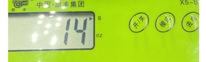 Vue macro du panneau de commande vert de la balance de cuisine X5-S avec écran LCD