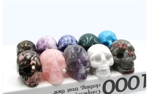 Collection de petits crânes en cristal naturel sculptés à la main en pierres fines
