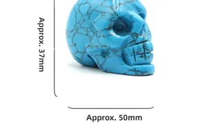 Détail d'un crâne en cristal turquoise sculpté avec dimensions de 50 mm par 37 mm