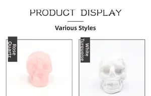 Détail de crânes en quartz rose et howlite blanche sculptés à la main côte à côte
