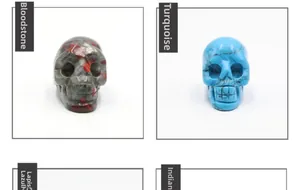 Détails macro de crânes en cristal naturel sculptés en héliotrope et turquoise