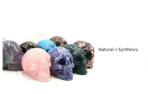 Groupe de crânes en cristal sculptés en améthyste, quartz rose et pierres sodalites