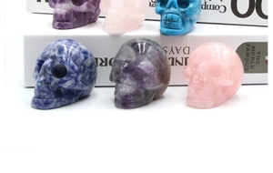 Vue détaillée de crânes en cristal naturel et pierres semi-précieuses sculptés main