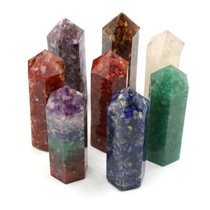 Set aus 7 hexagonalen Kristall-Harz-Säulen mit bunten natürlichen Edelsteinchips