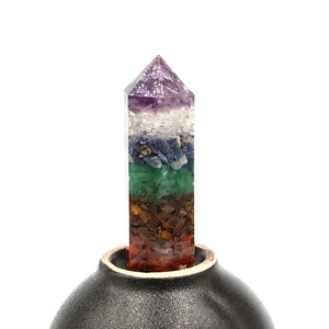 Sieben Chakra Naturkristall Harz Sechskantsäule Dekoration für Heilung auf dem Tisch