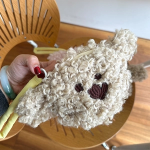 Porte-monnaie peluche ours beige avec fermeture éclair jaune et détails de broderie
