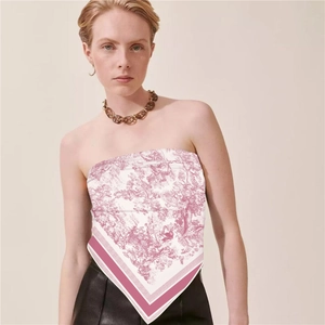 Carré de soie à imprimé Toile de Jouy porté comme un haut bustier élégant pour femme