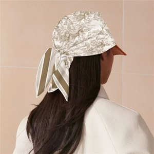 Détail d'un foulard en soie de 70cm avec imprimé jungle toile de jouy marron sur beige