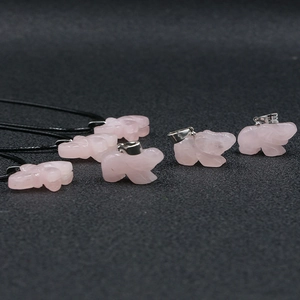 Natuurlijke rozenkwarts olifant hanger met zwart koord ketting en zilveren sluiting
