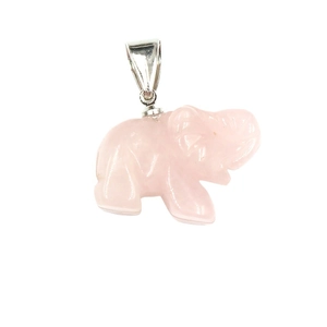 Hanger olifant van natuurlijke rozenkwarts met zilveren metalen oog op wit