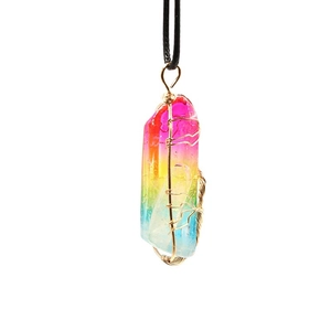 Pendentif en cristal arc-en-ciel avec fil doré torsadé à la main et cordon noir