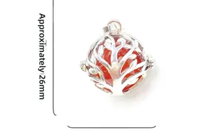 Detailansicht der Lebensbaum-Medaillon mit roter Perle, Größe ca. 26 mm hoch