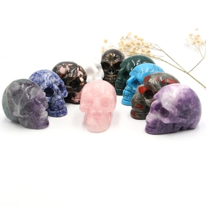 Collection de crânes en cristal naturel sculptés à la main en pierres diverses