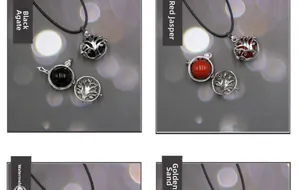 Detailansicht der Lebensbaum-Amulette mit Onyx, Roter Jaspis und Goldstein-Variationen