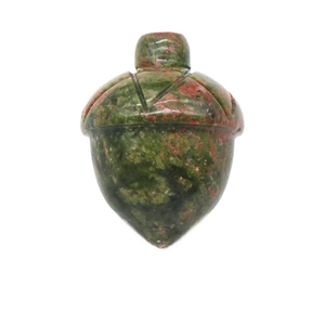 Sculpture d'un gland en pierre unakite aux textures vertes et rouges avec attache