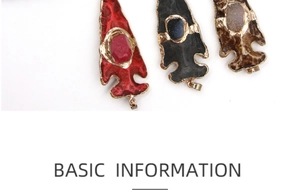 Detailaufnahme der Pfeilspitzen-Kristallanhänger in Rot, Schwarz, Braun mit Metallkanten