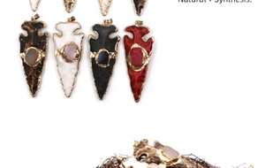 Pfeilkopf-Anhänger-Detail mit Naturstein-Inlay und rauem Gold-Metall-Kantenrahmen
