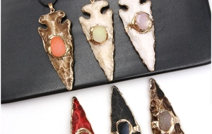 Nahaufnahme von Bohemian Pfeilspitzen-Anhängern mit Naturstein-Inlay und Gold-Beschichtung