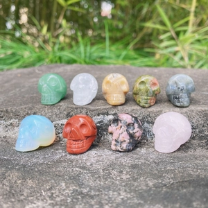 Mini Crystal Skull Hand Carved Natural Gemstone Head Sculpture Polished Healing Stones Halloween Decor Gothic Desk Ornament