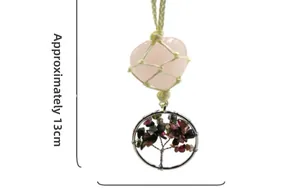 Detail eines rosa Kristallherz-Anhängers mit Lebensbaum aus bunten Steinen, Länge ca. 13cm