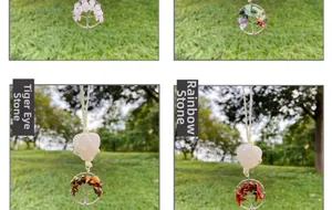 Detail von Lebensbaum-Kristallanhängern mit bunten Natursteinen und rosa Herzen