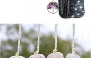 Detailansicht von Lebensbaum-Amethyst-Anhänger und herzförmigem Rosenquarz-Dekor